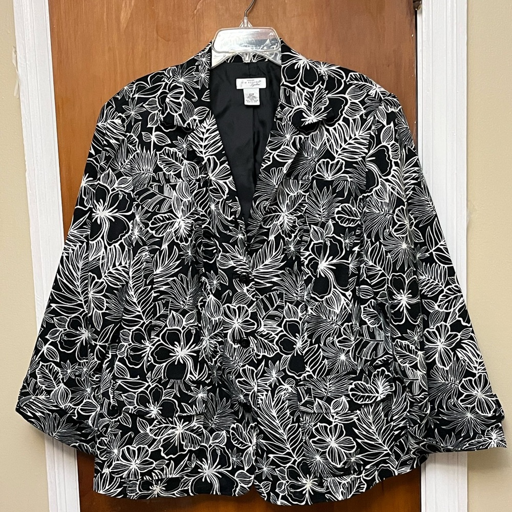 Kim Rogers Black and White Floral Blazer with front pockets and black lining 20W